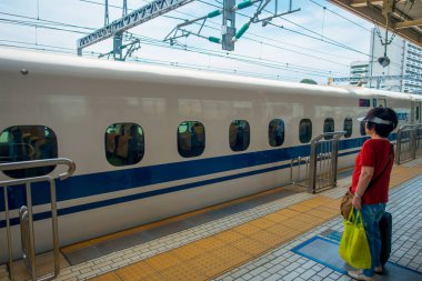 Kyoto, Japonya - 05 Temmuz 2017: Kyoto istasyonu Kyoto, Japonya'nın 12 Ağustos 2015 üzerinde gösterilen çıkış yapan Jr700 shinkansen hızlı tren hayran kimliği belirsiz bir kadın