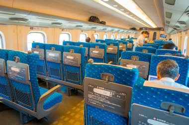 Kyoto, Japonya - 05 Temmuz 2017: Jr700 shinkansen hızlı tren Kyoto, Japonya'nın Kyoto istasyonu çıkış kapalı görünümünü