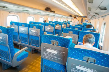 Kyoto, Japonya - 05 Temmuz 2017: Jr700 shinkansen hızlı tren Kyoto, Japonya'nın Kyoto istasyonu çıkış kapalı görünümünü