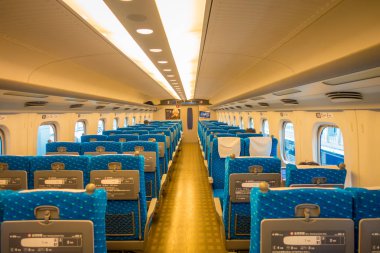 Kyoto, Japonya - 05 Temmuz 2017: Jr700 shinkansen hızlı tren Kyoto, Japonya'nın Kyoto istasyonu çıkış kapalı görünümünü