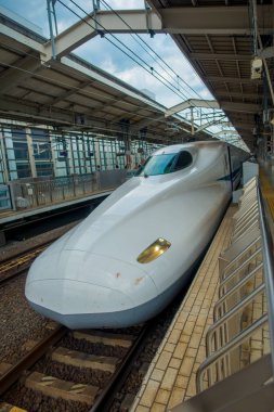 Kyoto, Japonya - 05 Temmuz 2017: Jr700 shinkansen hızlı tren Kyoto, Japonya'nın Kyoto istasyonu çıkış