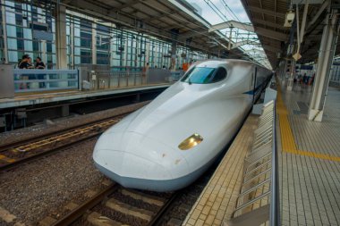 Kyoto, Japonya - 05 Temmuz 2017: Jr700 shinkansen hızlı tren Kyoto, Japonya'nın Kyoto istasyonu çıkış