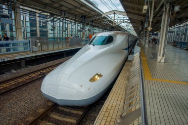 Kyoto, Japonya - 05 Temmuz 2017: Jr700 shinkansen hızlı tren Kyoto, Japonya'nın Kyoto istasyonu çıkış