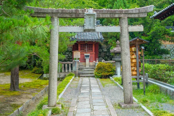 Kyoto, Japonia - 05 lipca 2017: Piękny widok na park z ukamienowany drzwi w ścieżce parkowego w Yasaka Shrine, znany również jako Gion sanktuarium, jest jednym z najbardziej znanych sanktuariów w Kioto — Zdjęcie stockowe