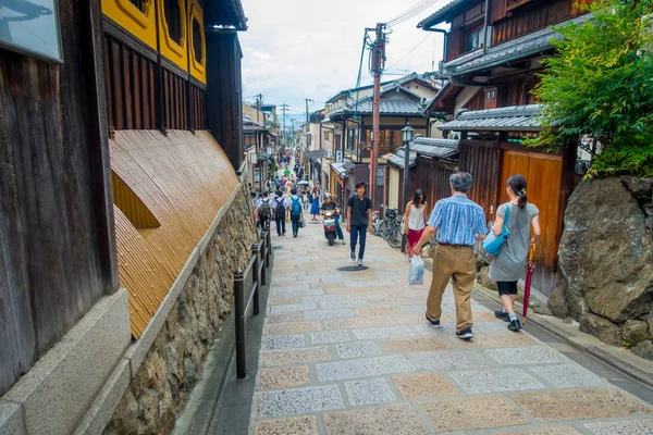 KYOTO, JAPÃO - JULHO 05, 2017: Pessoas não identificadas andando em uma pequena cidade para visitar a bela vista do Yasaka Pagoda Gion Higashiyama District, Kyoto — Fotografia de Stock