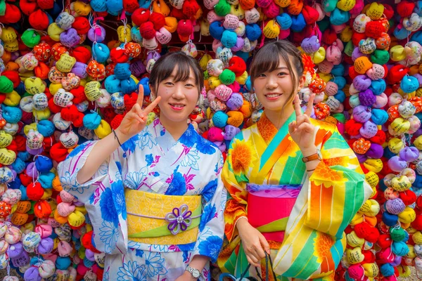 KYOTO, JAPÃO - JULHO 05, 2017: Pessoas não identificadas em frente a um pequeno mercado com bolas coloridas localizadas no centro da rua Gion de Kyoto, Japão — Fotografia de Stock