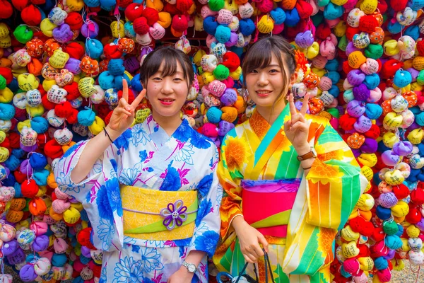 KYOTO, JAPÃO - JULHO 05, 2017: Pessoas não identificadas em frente a um pequeno mercado com bolas coloridas localizadas no centro da rua Gion de Kyoto, Japão — Fotografia de Stock