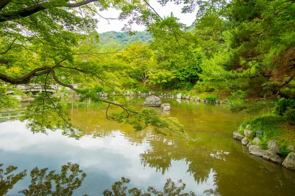 Vacker konstgjord sjö i Gio disctrict i Kyoto — Stockfoto