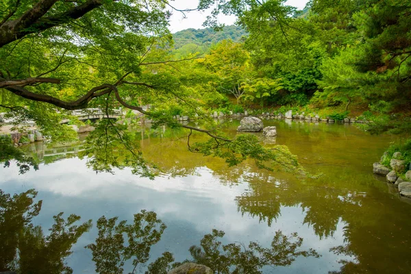 Belo lago artificial localizado em Gio disctrict em Kyoto — Fotografia de Stock