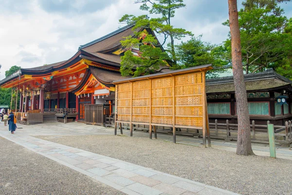 Kyoto, Japan - 05 juli 2017: Byggnaden av en dans scen med hundratals lyktor på Yasaka eller Gion altare, en Shintotempel som ligger mellan Gion och Higashiyama distriktet av Kyoto, Japan — Stockfoto