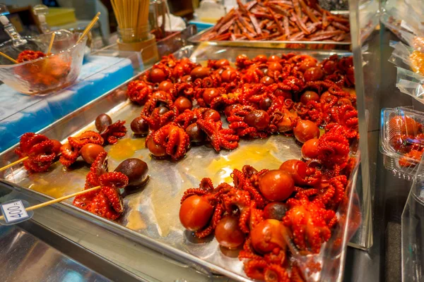 Haşlanmış küçük Kyoto Nishiki markette satılan ahtapot