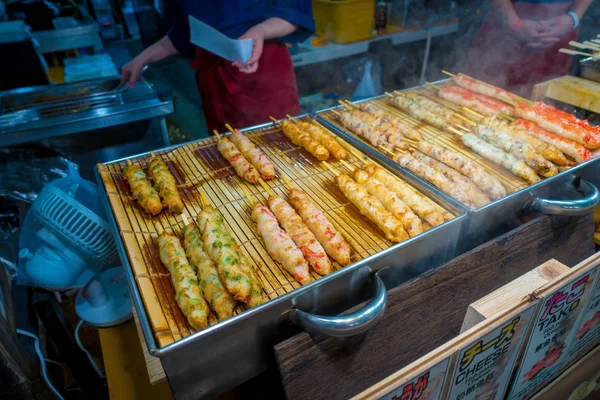 KYOTO, JAPÃO - JULHO 05, 2017: Comida grelhada no mercado de Nishiki, é uma rua comercial interior localizada no centro da cidade de Kyoto — Fotografia de Stock