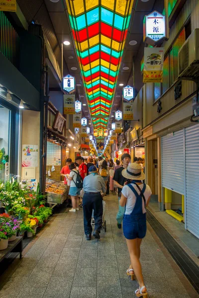 Kyoto, Japonya - 05 Temmuz 2017: Kyoto Nishiki pazarı, kimliği belirsiz insanlar