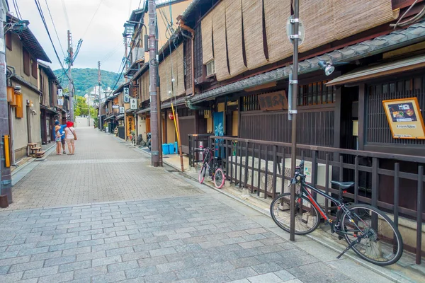KYOTO, JAPÃO - JULHO 05, 2017: Turistas caminhando no distrito de Gion em Kyoto — Fotografia de Stock