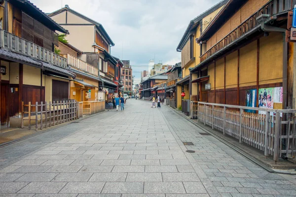 KYOTO, JAPÓN - 05 DE JULIO DE 2017: Turistas caminando por el distrito de Gion en Kyoto — Foto de Stock