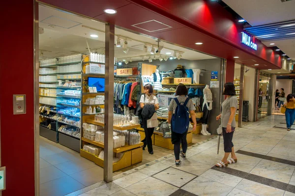 Kyoto, Japonya - 05 Temmuz 2017: Kimliği belirsiz kişiler Keihan tren istasyonu Kyoto, Japonya, içinde yer alan bir mağaza içinde. Keihan demiryolu şirketi 1949 yılında kurulmuş ve arasında Japonya'nın en işlek