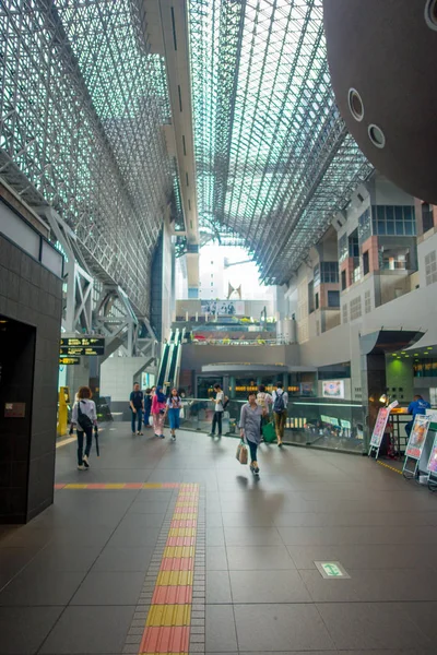 KYOTO, JAPÓN - 05 DE JULIO DE 2017: Mucha gente se apresura en la estación de tren de Keihan en Kyoto, Japón. La compañía ferroviaria Keihan fue fundada en 1949 y está entre las más concurridas de Japón. — Foto de Stock