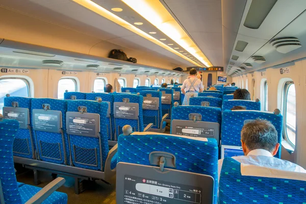 Kyoto, Japonya - 05 Temmuz 2017: Jr700 shinkansen hızlı tren Kyoto, Japonya'nın Kyoto istasyonu çıkış kapalı görünümünü