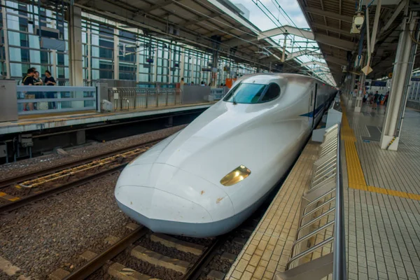 Kyoto, Japonya - 05 Temmuz 2017: Jr700 shinkansen hızlı tren Kyoto, Japonya'nın Kyoto istasyonu çıkış