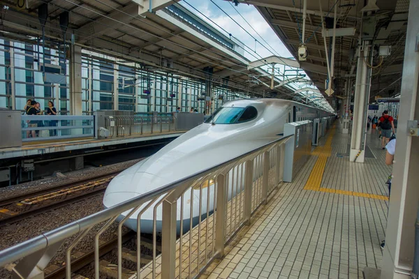 Kyoto, Japonya - 05 Temmuz 2017: Jr700 shinkansen hızlı tren Kyoto, Japonya'nın Kyoto istasyonu çıkış