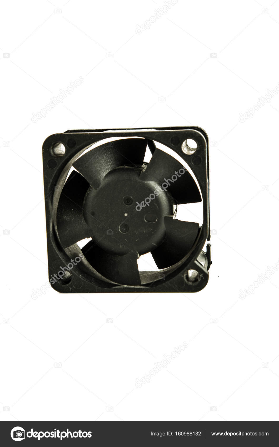 Primer plano de un ventilador de escape de plástico negro, en un fondo