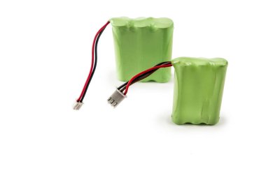 Yeşil plastik izole üzerinde beyaz bir arka plan ile kaplı pil