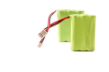 Yeşil plastik izole üzerinde beyaz bir arka plan ile kaplı bir pilin yakın çekim