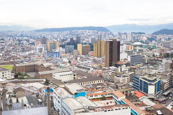 Belle vue sur Quito mêlant nouvelle architecture et rues charmantes, dans la ville de Quito — Photo