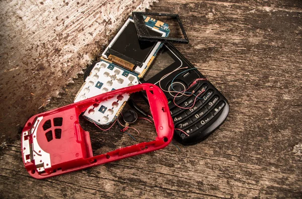 Fechar de celular de primeira geração no fundo de madeira — Fotografia de Stock