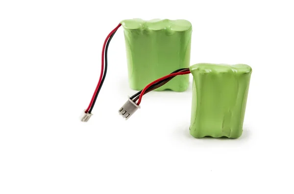 Baterie s zelené plastové izolované na bílém pozadí — Stock fotografie