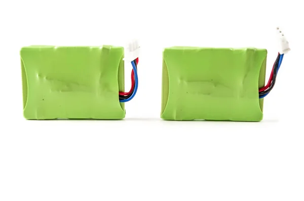 Batterie mit einem grünen Kunststoff isoliert auf weißem Hintergrund bedeckt — Stockfoto
