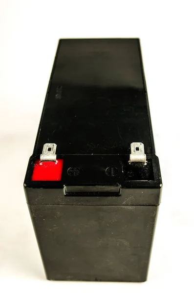 Detailní záběr z obecného černé auto baterie izolovaných na bílém pozadí — Stock fotografie