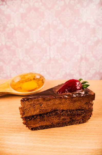 Schokoladenkuchen und Ei auf einem Tisch — Stockfoto