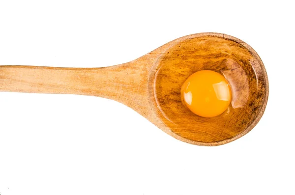 Otwórz jajko na drewnianą łyżką na białym tle — Zdjęcie stockowe