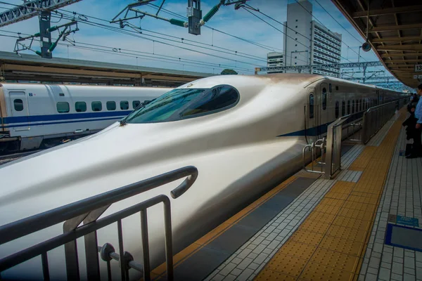 KYOTO, JAPAN - JULY 05, 2017: Kereta peluru JR700 shinkansen berangkat dari Stasiun Kyoto, Jepang — Stok Foto