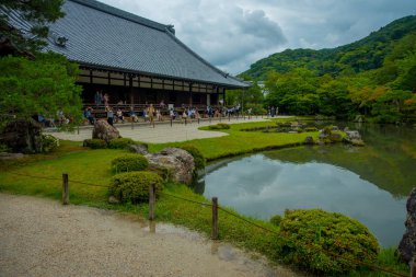 Kyoto, Japonya - 05 Temmuz 2017: Bahçe gölet ana Köşk'teki Arashiyama, Kyoto yakınlarında Tenryu-ji Tapınağı önünde ile. Japan.Tenryuji Sogenchi su birikintisi bahçe UNESCO Dünya Miras Listesi
