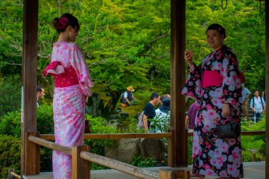 Kyoto, Japonya - 05 Temmuz 2017: Kyoto Arashiyama bölge selfies, Hojo Hall of Tenryu-ji alan kimliği belirsiz insanlar