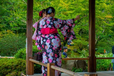 Kyoto, Japonya - 05 Temmuz 2017: Kyoto Arashiyama bölge selfies, Hojo Hall of Tenryu-ji alan kimliği belirsiz insanlar