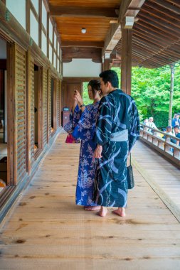 Kyoto, Japonya - 05 Temmuz 2017: Kyoto Arashiyama ilçe resimleri, Hojo Hall of Tenryu-ji alarak tanımlanamayan Çift