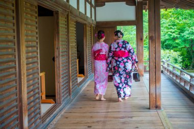 Kyoto, Japonya - 05 Temmuz 2017: aracılığıyla Hojo Hall of Tenryu-ji Arashiyama Kyoto bölgesinde yürüyüş tanımlanamayan kişi