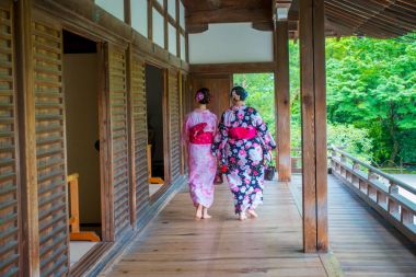Kyoto, Japonya - 05 Temmuz 2017: aracılığıyla Hojo Hall of Tenryu-ji Arashiyama Kyoto bölgesinde yürüyüş tanımlanamayan kişi
