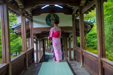 Kyoto, Japonya - 05 Temmuz 2017: aracılığıyla Hojo Hall of Tenryu-ji Arashiyama taslağı Kyoto yürüyen kimliği belirsiz kadın