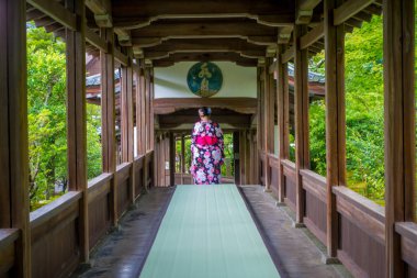 Kyoto, Japonya - 05 Temmuz 2017: aracılığıyla Hojo Hall of Tenryu-ji Arashiyama taslağı Kyoto yürüyen kimliği belirsiz kadın