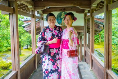 Kyoto, Japonya - 05 Temmuz 2017: poz fotoğraf makinesi içinde Hojo Hall of Tenryu-ji Arashiyama taslağı Kyoto için iki güzel Japanesse kızlar
