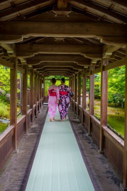 Kyoto, Japonya - 05 Temmuz 2017: aracılığıyla Hojo Hall of Tenryu-ji Arashiyama Kyoto bölgesinde yürüyüş tanımlanamayan kişi