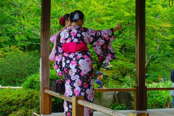 KYOTO, JAPAN - JULY 05, 2017: Unidentified people taking selfies of the Hojo Hall of Tenryu-ji in the Arashiyama district of Kyoto — Stock Photo, Image