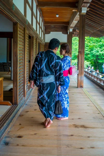 KYOTO, JAPON - 05 JUILLET 2017 : Couple non identifié prenant des photos de la salle Hojo de Tenryu-ji dans le quartier d'Arashiyama à Kyoto — Photo