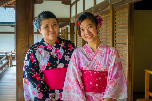 Kyoto, Japonya - 05 Temmuz 2017: iki güzel Japanesse kız poz fotoğraf makinesi içinde Hojo Hall of Tenryu-ji Arashiyama taslağı Kyoto kapat