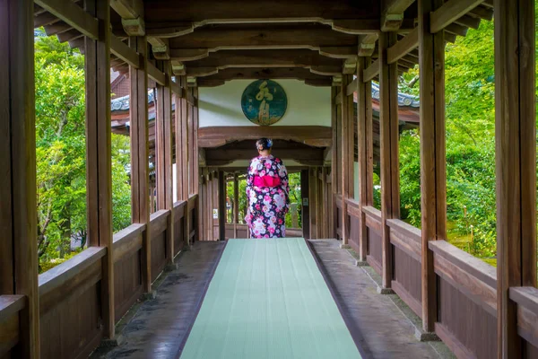 Kyoto, Japonya - 05 Temmuz 2017: aracılığıyla Hojo Hall of Tenryu-ji Arashiyama taslağı Kyoto yürüyen kimliği belirsiz kadın