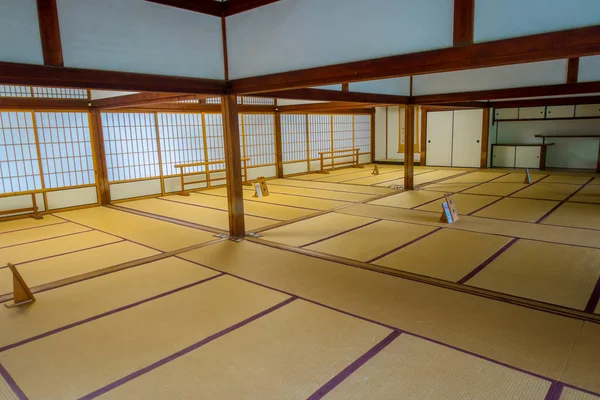 Kyoto, Japonya - 05 Temmuz 2017: Tenryu-ji, tatami mat üzerinde Kyoto'da kaplı bir oda